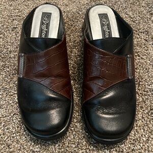 Brighton women’s  Black and Brown Croc-Embossed slide on EUC size 6M